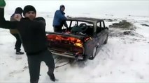 Ces russes balancent une voiture en feu dans un lac gelé