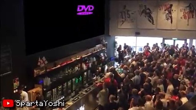 Quand le logo DVD touche le coin de l'ecran : grosse célébration dans un pub anglais (parodie)