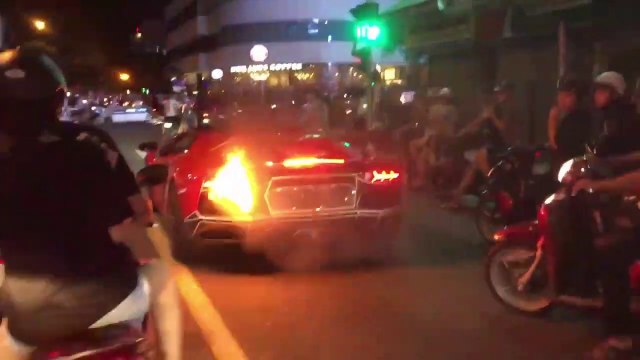 Il s'amuse à accélérer avec sa Lamborghini qui va prendre feu en pleine route (Vietnam)
