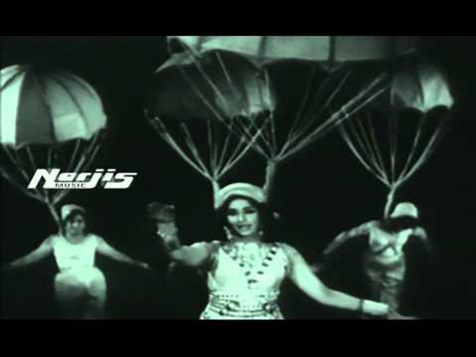 "Aa Hum Chale Aasma Ke Bhi Aage" | Asha Bhosle | Trip To Moon Movie