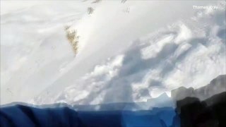 Un snowboardeur échappe de peu à une avalanche
