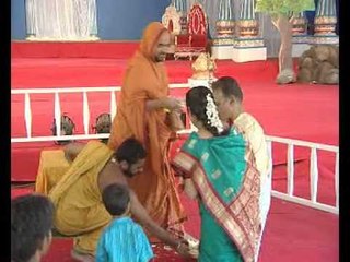 Sri Raaghaveshwara Bharati Mahaswamiji Releasing VASUDHA SHARMA'S Bhajans CD