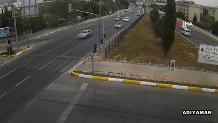 Işık ihlalleri kazaları beraberinde getirdi...O anlar kamerada