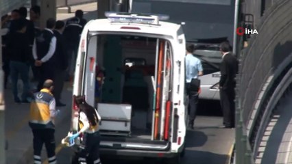 Metrobüse kaçak binmek isteyen çocuklar E-5’te tehlike saçtı...O anlar kamerada