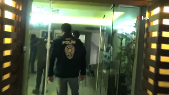 İstanbul merkezli 7 ilde düzenlenen operasyonda, vatandaşın banka hesap bilgilerini ele geçirip sahte kimliklerle ikiz sim kart çıkartarak 1 milyon liralık vurgun yapan suç şebekesi çökertildi. Aralarında 1 polis ve 1 nüfus memurunun da o