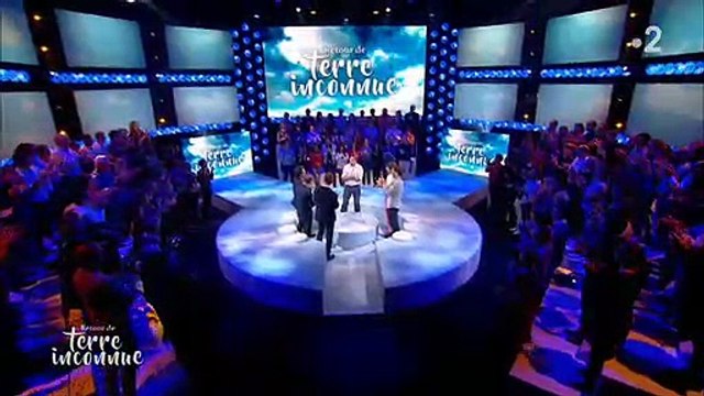 Les larmes aux yeux, Frédéric Lopez fait ses adieux à l'émission Rendez-vous en terre inconnue sur France 2 - VIDEO