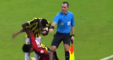 Arap Liginde Futbolcu, Olayları Ayırmaya Gelen Hakeme Yanlışlıkla Tokat Attı