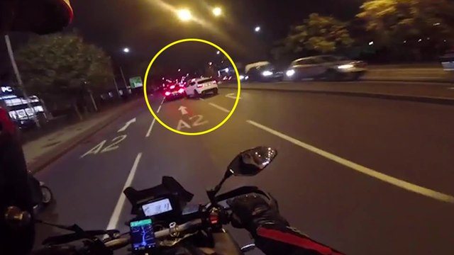 Un automobiliste veut doubler comme un sauvage mais il va se prendre un méchant karma