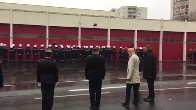 Les pompiers de Cholet tournent le dos aux élus pendant une cérémonie officielle