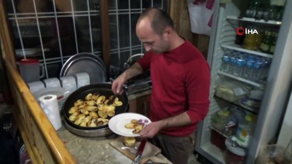 Erzincan'da soğuk kış günlerinde sobada patates keyfi