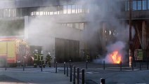 Les sapeurs-pompiers éteignent le feu dans laquelle une bombonne de gaz a été jetée