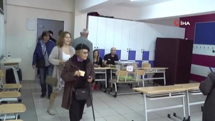 Ünlü Tiyatrocu Sumru Yavrucuk Sahnede Su Yerine Kimyasal Sıvı İçince Zehirlendi