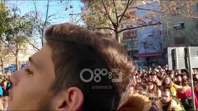 Ora News - Studentët në protestë, kërkojnë anulimin e tarifës për provimet e prapambetura