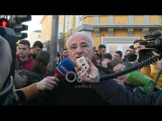 Ora News - Pedagogu studentëve: Bashkohuni me ata që po u vjedhin banesat