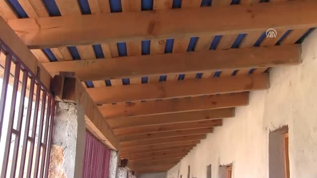 Beton Zeminde Üzerinde, Sobasız Sınıflarda Ders Yapıyorlar (2)