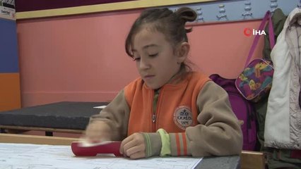 Öğrenciler Sınıfta Model Uçak Yapmayı Öğreniyor