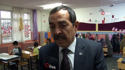 Öğrenciler sınıfta model uçak yapmayı öğreniyor