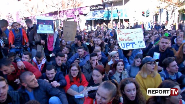 Report TV - Studentët e Arkitekturës në protestë, grupohen para Ministrisë së Arsimit