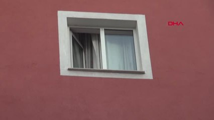 Sivas Servise Bakarken, 3'üncü Kattan Minibüsün Üzerine Düştü