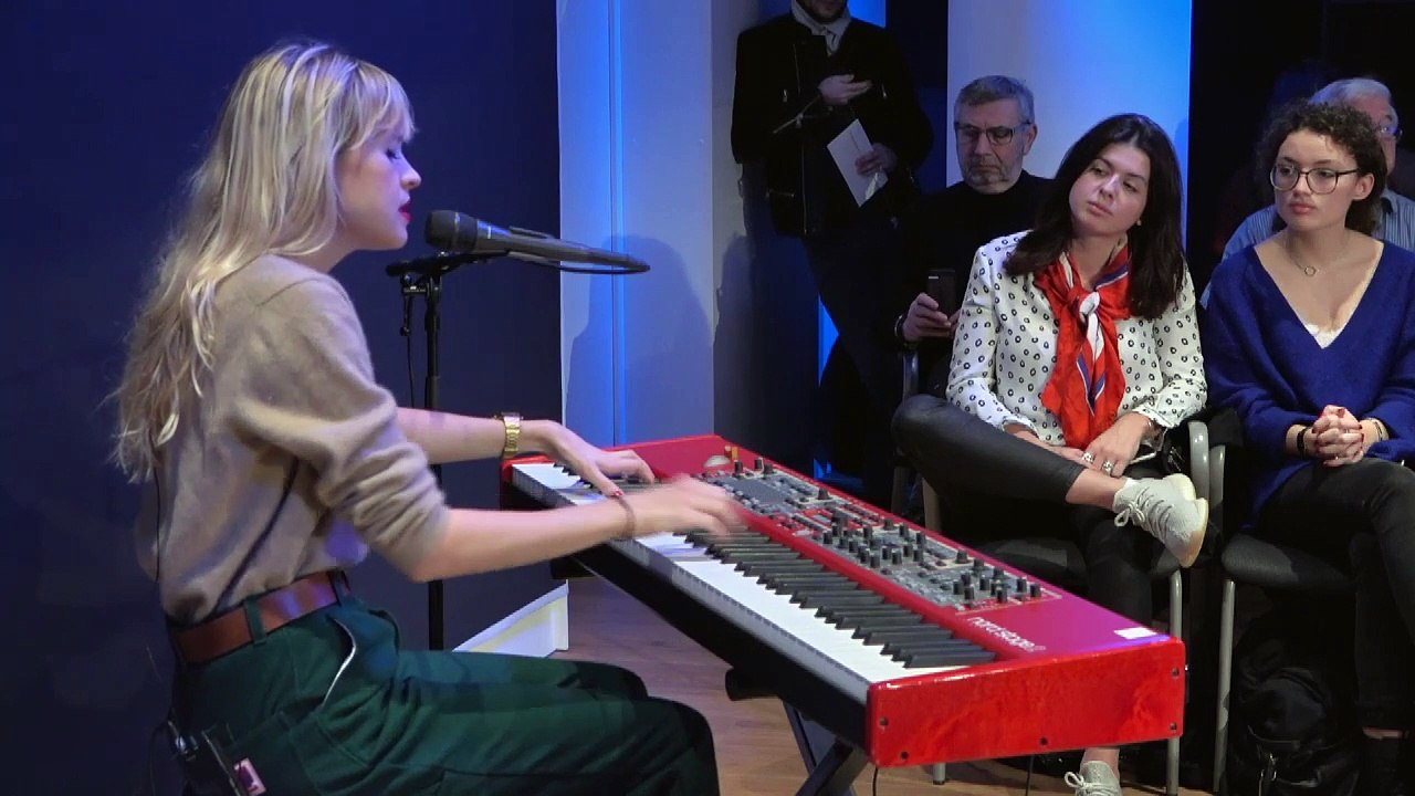 Angèle chante en live "Tout oublier" sur Europe 1