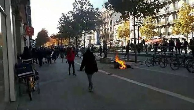 Les heurts avec la police se poursuivent sur le cours Jean Jaurès