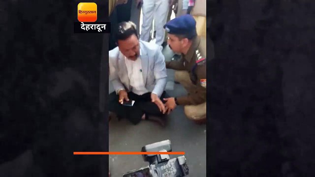 उत्तराखंड: विधानसभा गेट के सामने धरने पर बैठे रानीखेत विधायक करन मेहन