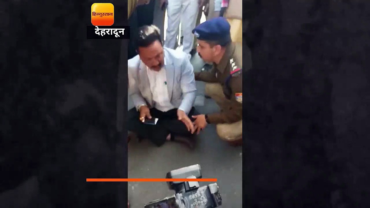 उत्तराखंड: विधानसभा गेट के सामने धरने पर बैठे र...