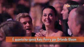 Clamoroso, Katy Perry “compra” all’asta il fidanzato Orlando Bloom