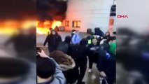 Dha Dış - Fransa'da Öğrenciler Protesto Gösterilerinde Okulun Bir Bölümünü Ateşe Verdi