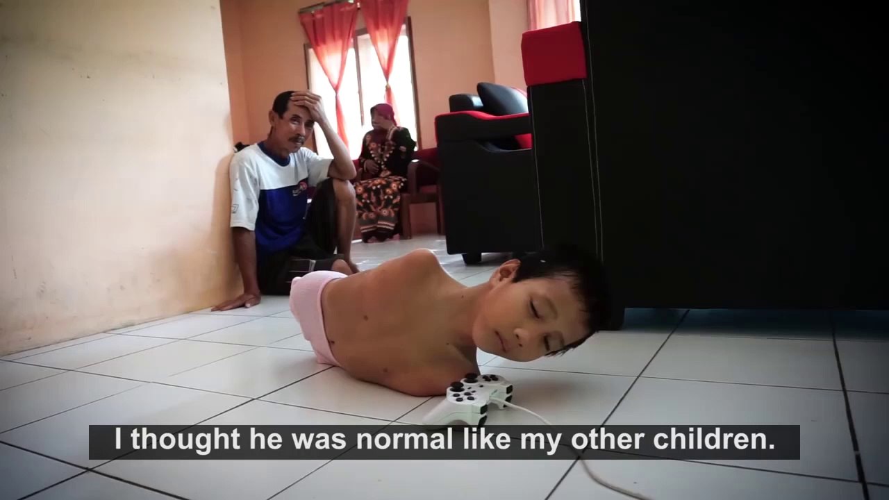 Sans bras ni jambes il peut quand même jouer au...