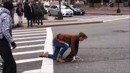 Ce cycliste se fait faucher par un skateur et ça ne le fait pas rire !
