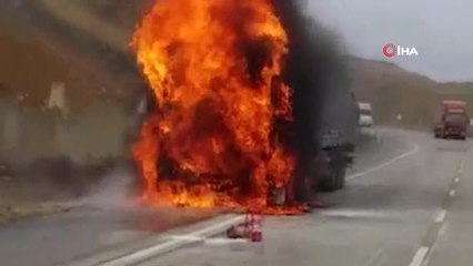 Seyir Halinde Ateş Topuna Dönen Nişasta Yüklü Tır Küle Döndü