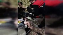 Küçük çocuğun ayağı tekerlekli sandalyeye sıkıştı