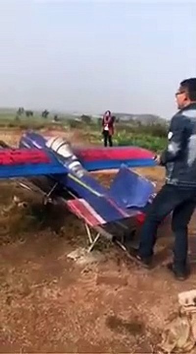Un poulet fait un saut en parachute