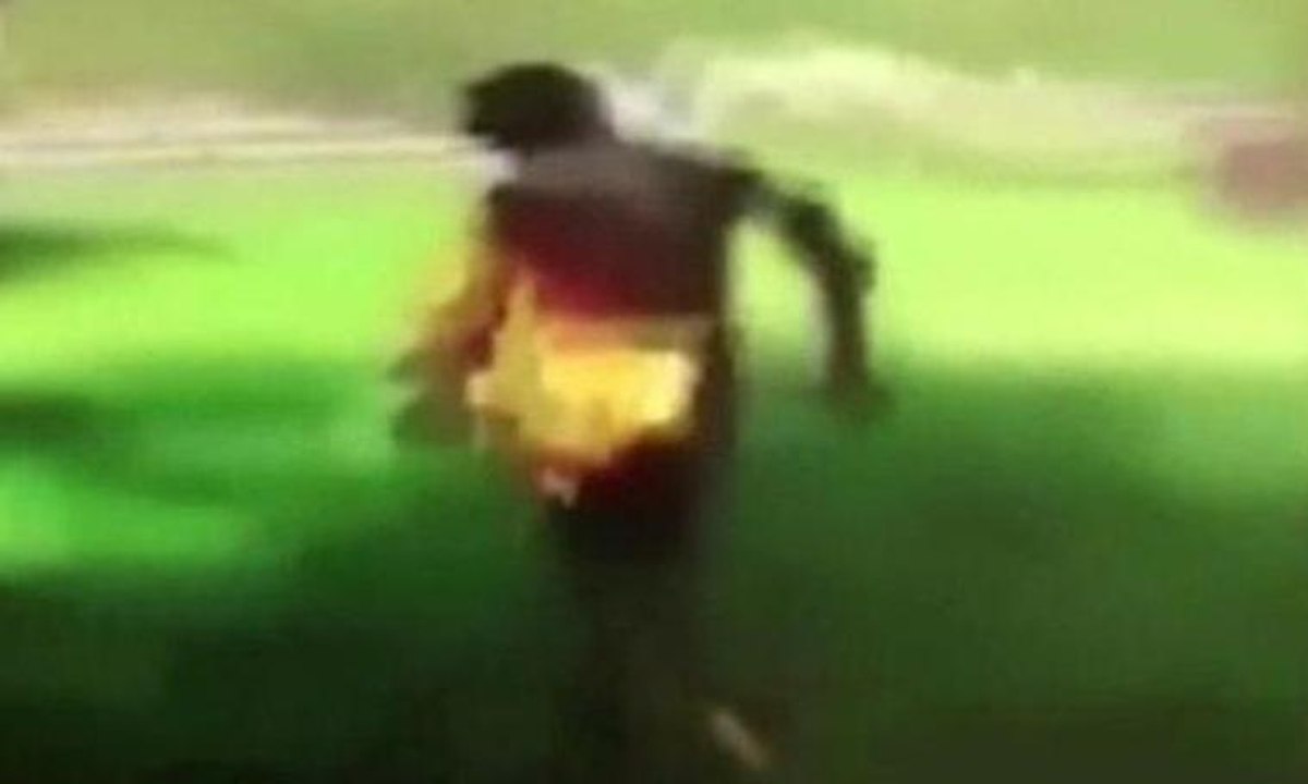 'Şaka' diye insanları yakıyor! Polis harekete geçti