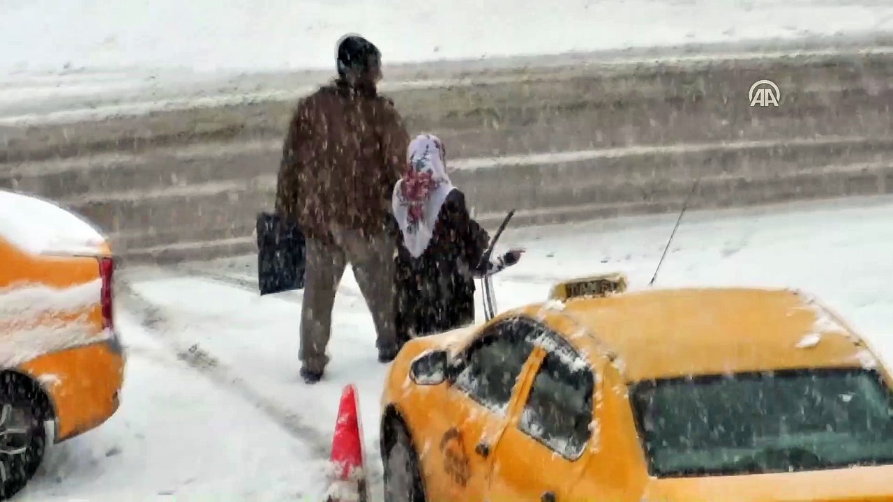 Sarıkamış ilçesinde kar yağışı etkisini artırdı - KARS