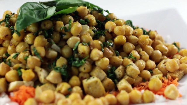 Come preparare insalata tiepida di ceci e tofu