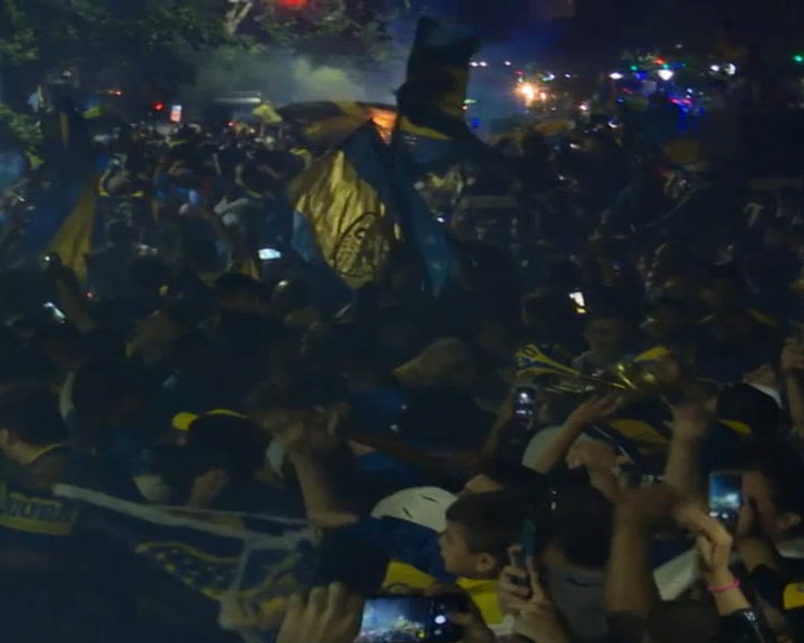لقطة: كوبا ليبرتادوريس: مشجّعو بوكا جونيورز يودّعون أبطالهم قبيل سفرهم إلى مدريد لخوض إياب الدور النهائي