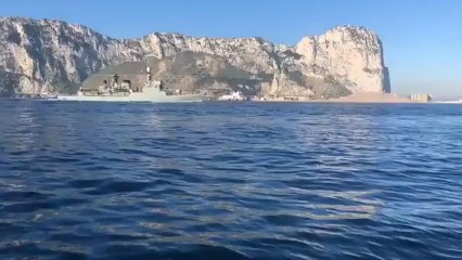 Corbeta española tocando el himno español en aguas de Gibraltar