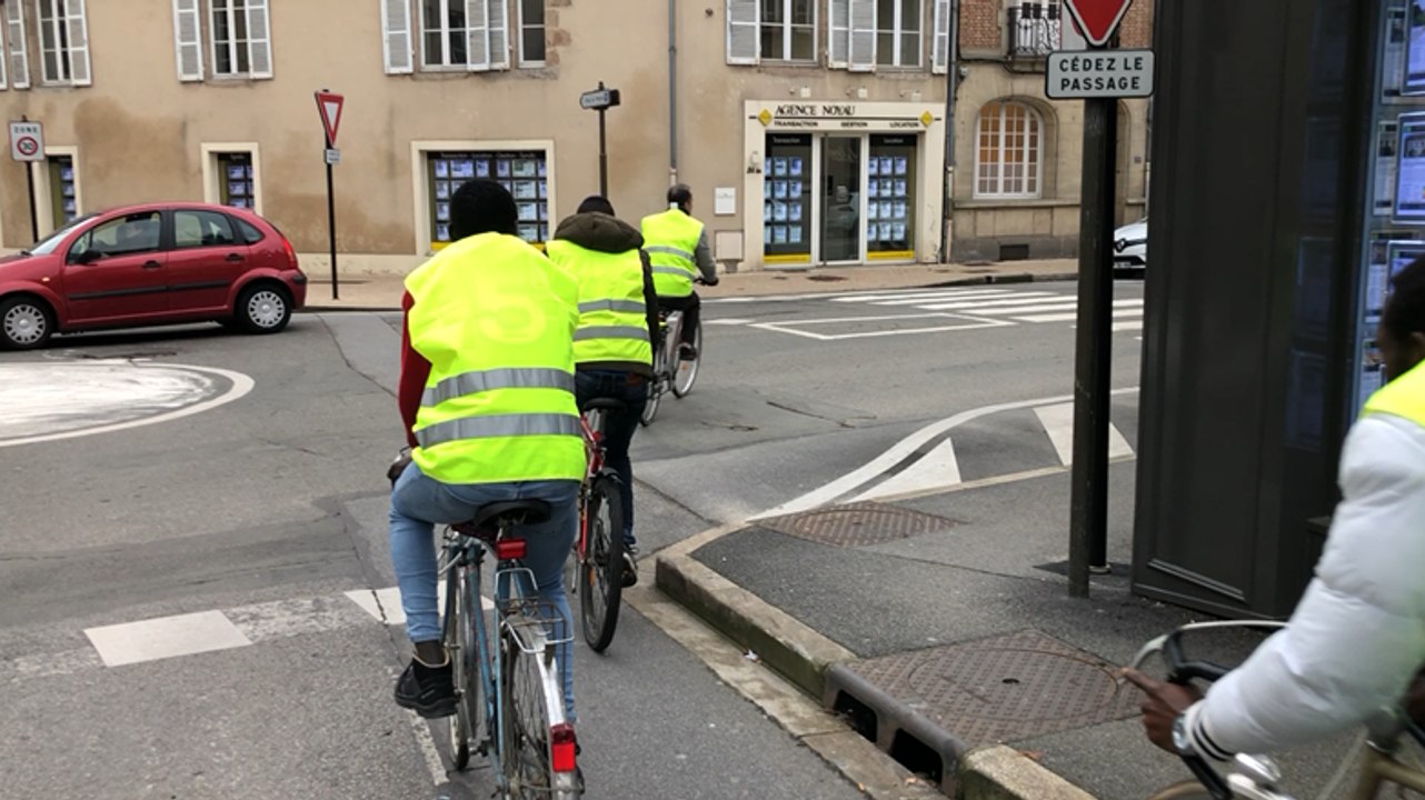 Des réfugiés sensibilisés à la sécurité routièr...