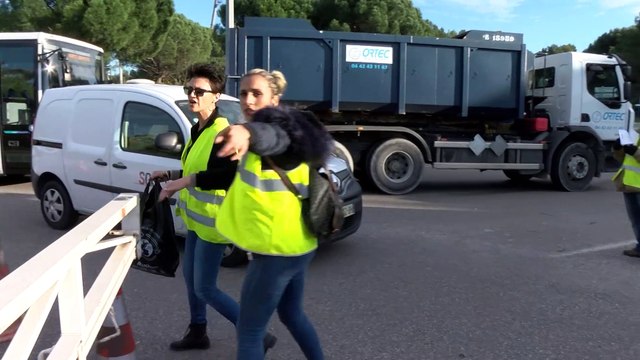 Les gilets jaunes bloquent les routiers de Lavéra mais leur distribuent le café