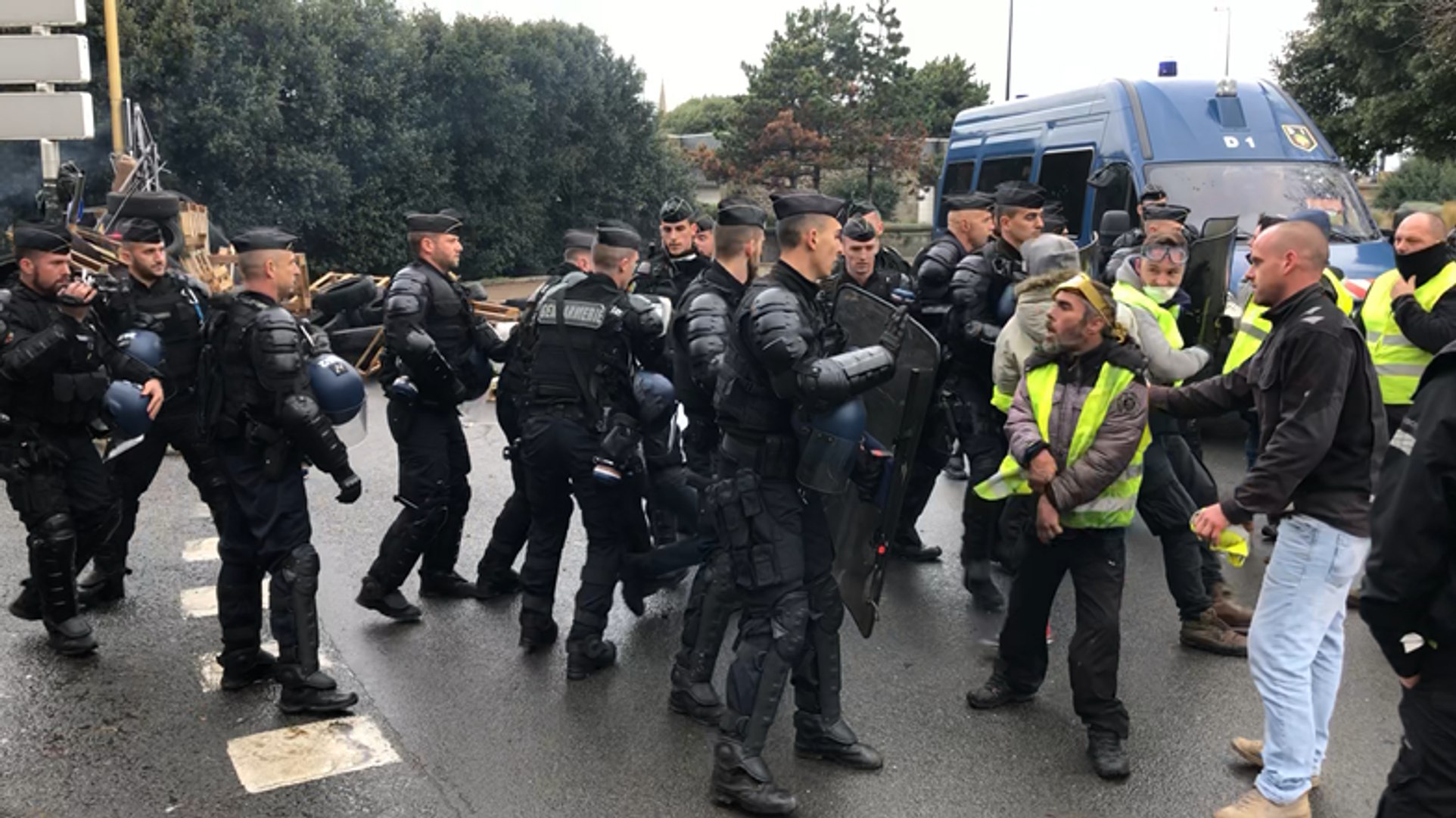 Les gendarmes mobiles évacuent les Gilets jaunes - Vidéo Dailymotion