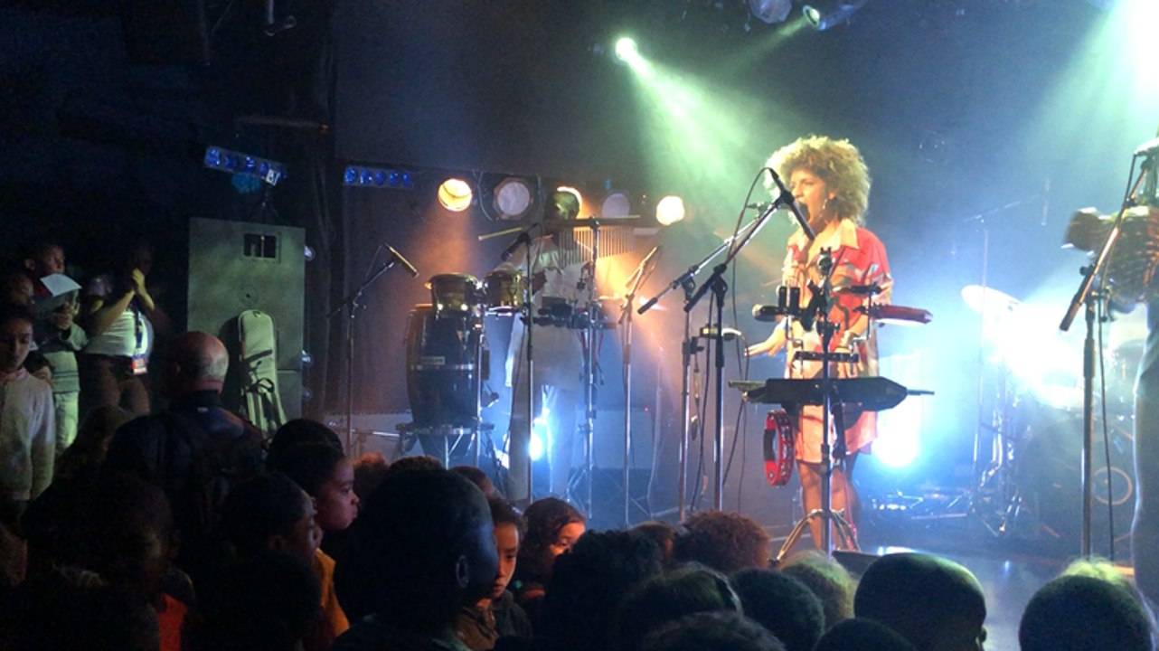 Underground System joue devant les enfants