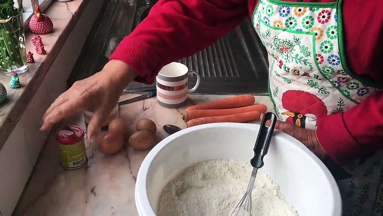 bolo de cenoura  uma delicia!Com cobertura de chocolate. Lá Vai Maria