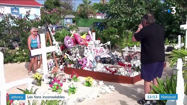 Johnny Hallyday : des fans sur sa tombe à Saint-Barth