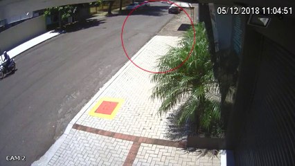 Colisão seguida de capotamento é registrada por câmera de segurança