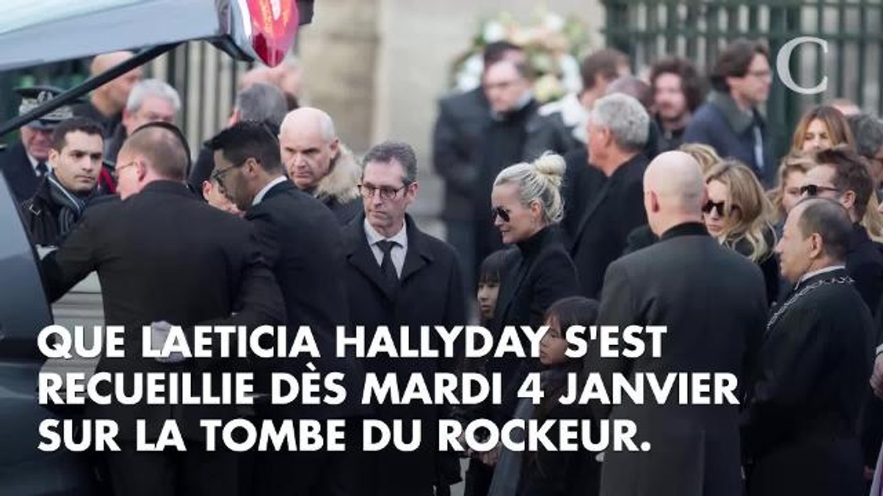 INFO CLOSER. Un an après la mort de Johnny Hallyday, Laeticia, Jade et Joy sont allées se recueillir sur sa tombe à Saint-Barth avec des fans