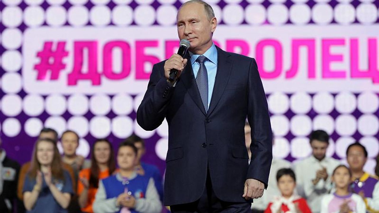 Putin threatens arms race if US exits nuclear treaty
