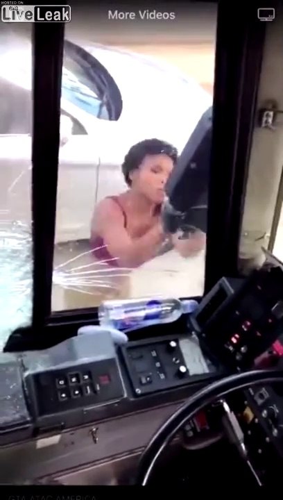 Cette folle en voiture veut rouler sur un homme debout sur la route !