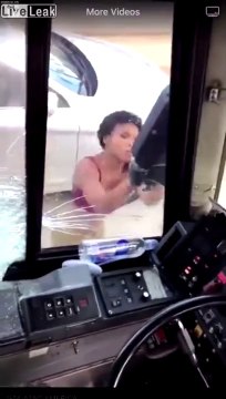 Cette folle en voiture veut rouler sur un homme debout sur la route !